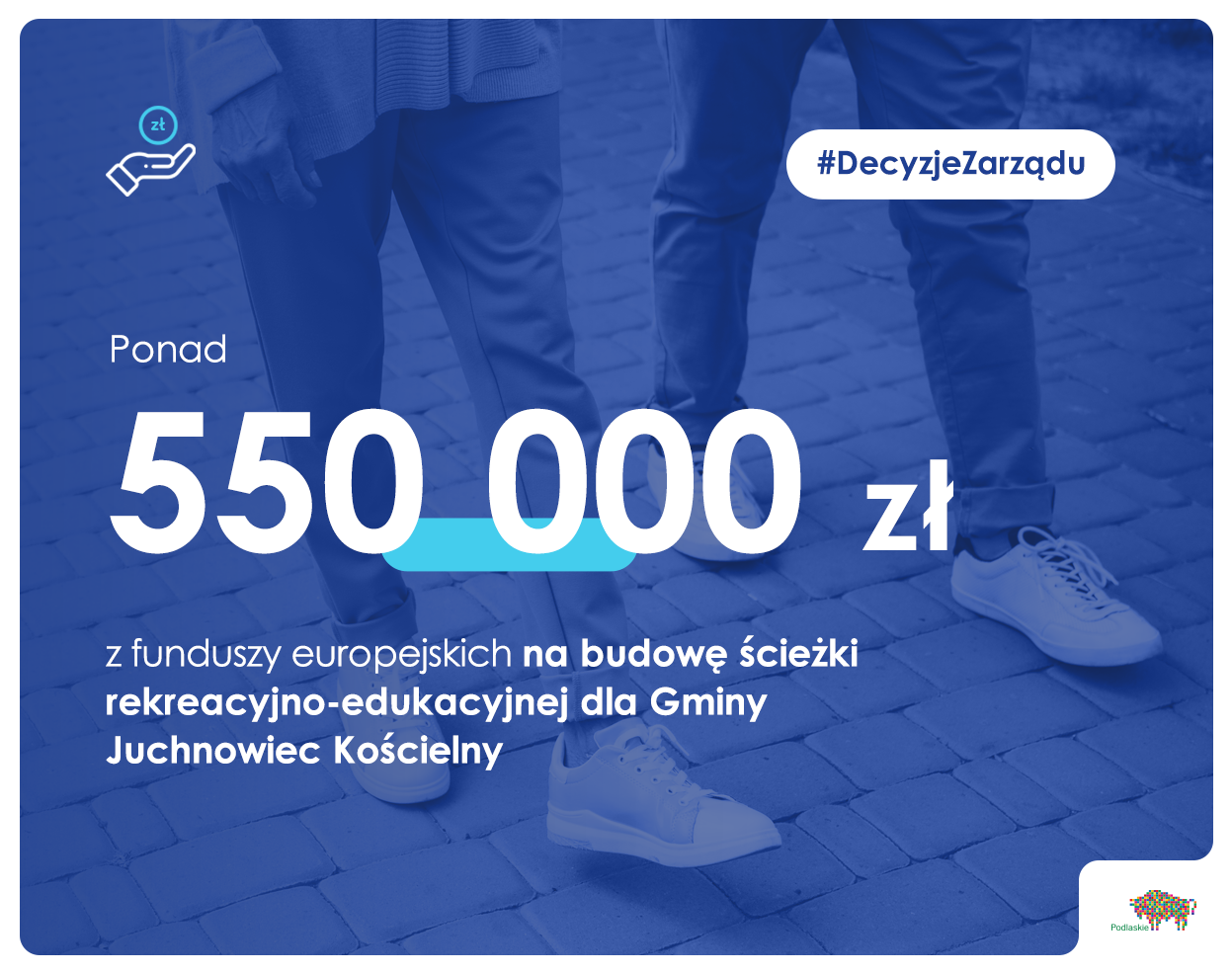 napis ponad 550 000 zł z funduszy europejskich na budowę ścieżki rekreacyjno-edukacyjnej dla Gminy Juchnowiec Kościelny na tle idących osób