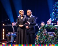 Para Prezydencka stoi na scenie podczas koncertu charytatywnego w OiFP "Pomagamy Razem"
