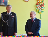 Marszałek Olbryś po prawej i mężczyzna w mundurze po lewej