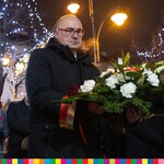 Tomasz Szeweluk, sekretarz województwa trzyma w dłoniach biało-czerwony wieniec z wystającymi igłami