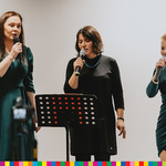 Trzy kobiety śpiewają na scenie