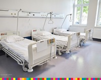 Trzy łóżka w sali szpitalnej