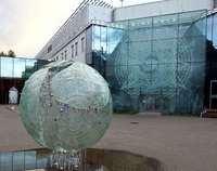 Budynek Wydziału Biologii UwB. Na pierwszym planie widoczny pomnik w kształcie kuli.