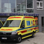 Ambulans przed szpitalem 