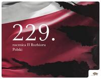 Flaga biało-czerwona ze śladami po rozerwaniu oraz widoczna informacja o 229. rocznicy II rozbioru Polski