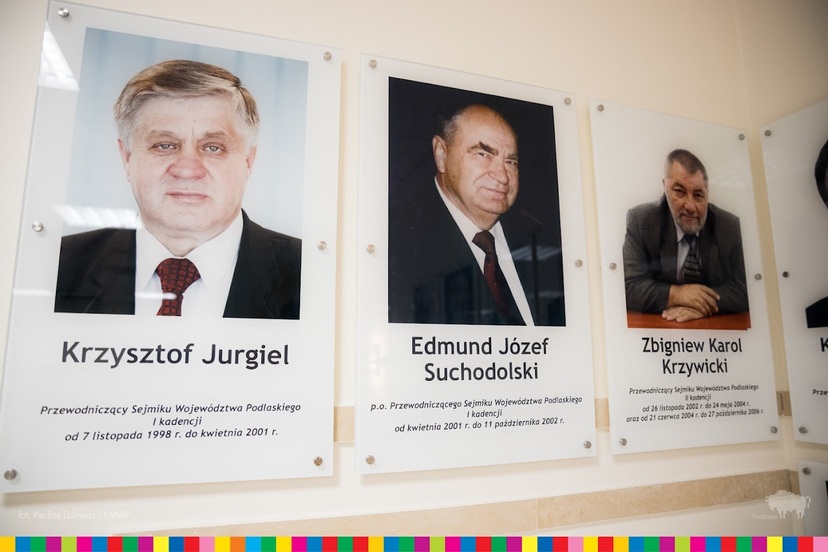 Galeria Przewodniczących Sejmiku Województwa Podlaskiego. Widoczne twarze czterech osób