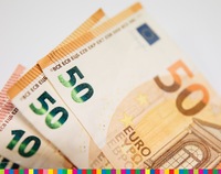 Banknoty w walucie euro o nominale 10 i 50 euro
