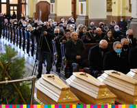 trumny bohaterów z Jedwabnego oraz osoby uczestniczące w mszy św.
