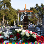 krzyż i wieńce na cmentarzu