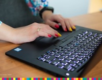 kobiece dłonie na klawiaturze komputera