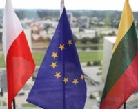 Trzy flagi. Od prawej: litewska, unijna i polska.