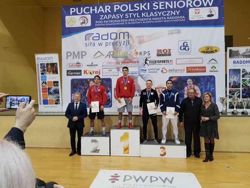 zawodnicy stojący na podium podczas Pucharu Polski Seniorów