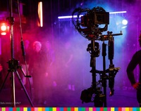 kamera i kolorowe światła na scenie