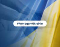 Na niebiesko zółtym tle: pomagam Ukrainie