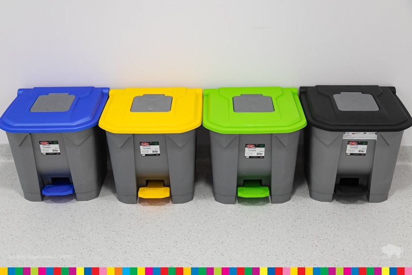 Cztery kontenery na odpady w czterech innych kolorach