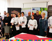 Wiesława Burnos oraz osoby uczestniczące w konkursie Gotuj z Klasą pozują do wspólnego zdjęcia