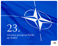 Flaga NATO oraz napis przypominający o 23. rocznicy dołączenia Polski do sojuszu wojskowego