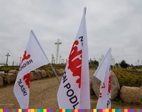 Flagi z logotypem Solidarności na wzgórzu krzyży