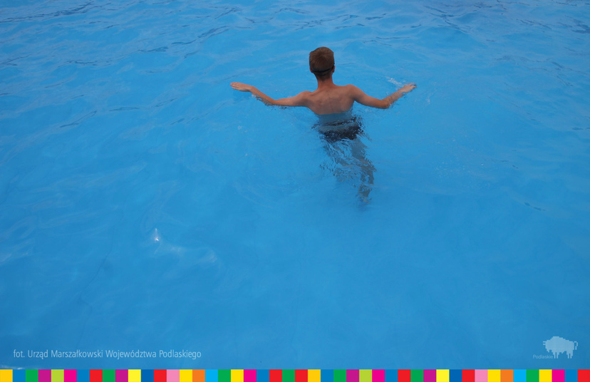 Chłopiec pływa w basenie