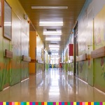 Kolorowy korytarz szpitala 