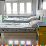 Łożka w sali szpitalnej 