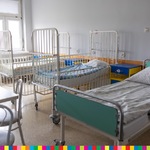 Łożka w sali szpitalnej 