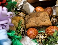 chleb i pisanki oraz inne ozdoby świąteczne