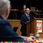 Marszałek Artur Kosicki przemawia przy mównicy z orłem - godłem Polski