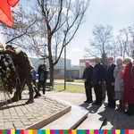 Marszałek Artur Kosicki wraz z wojewodą Bohdanem Paszkowskim oddają hołd ofiarom zbrodni katyńskiej przed pomnikiem