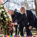 marszałek Artur Kosicki składa wieńce pod pomnikiem w towarzystwie Stowarzyszenia Rodzina Katyńska