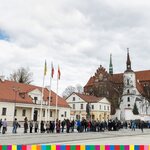 Kolejka osób potrzebujących stojąca na placu przed białostocką archikatedrą
