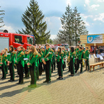 Członkowie orkiestry, po lewej stronie wóz strażacki 