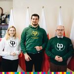 Marszałek Artur Kosicki oraz czterej studenci Politechniki Białostockiej mają założone bluzy z logiem PB