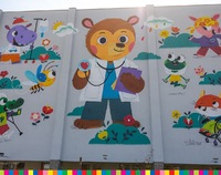 mural przedstawiający misia lekarza i chore zwierzątka