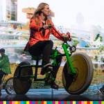 Młodzież jeździ na rowerach zaprojektowanych na targi międzynarodowe w Dubaju