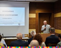 Wicemarszałek Marek Olbryś przemawia do zebranych na sali