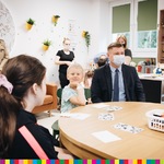 Marek Malinowski siedzi przy stole z dziećmi