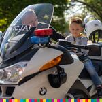 chłopiec siedzi na motorze policyjnym
