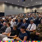 Uczestnicy wydarzenia siedzą na sali 