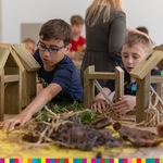 Dzieci budują domki dla owadów