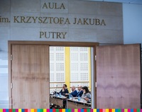 Wejście do sali sejmikowej w urzędzie marszałkowskim. Nad drzwiami imię i nazwisko patrona: Krzysztofa Jakuba Putry.