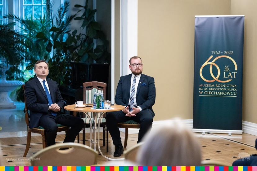 minister Zbigniew Ziobro oraz wicemarszałek Sebastian Łukaszewicz siedzą przy stole podczas konferencji