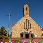 Budynek kościoła i krzyż