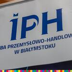 Niebieski napis na białym tle: Izba Przemysłowo-Handlowa w Białymstoku