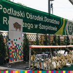 Puchary na tle logo województwa podlaskiego i Ośrodka Doradztwa Rolniczego w Szepietowie