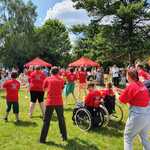 Uczestnicy Festynu - wolontariusze w czerwonych koszulkach 