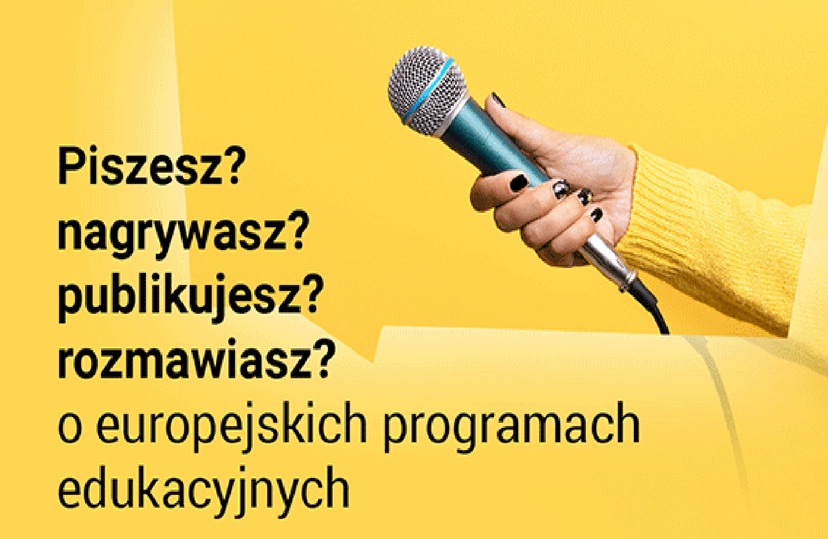 Żółta grafika, po lewej stronie napisy, po prawej ręka z mikrofonem