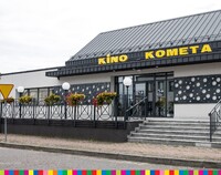 Szary budynek z napisem: "Kino Kometa"