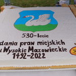Tort z herbem Wysokiego Mazowieckiego oraz napisem przypominającym o 530. rocznicy założenia miasta