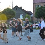 Grupa tańczących osób